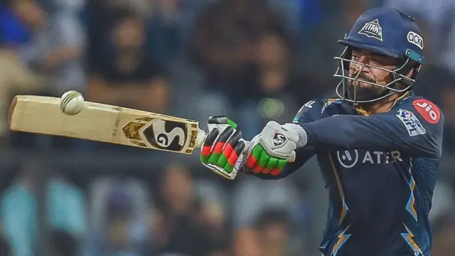 રાશિદ ખાને 32 બૉલમાં 3 ચોગ્ગા અને 10 છગ્ગાની મદદથી અણનમ 79 રન બનાવ્યા