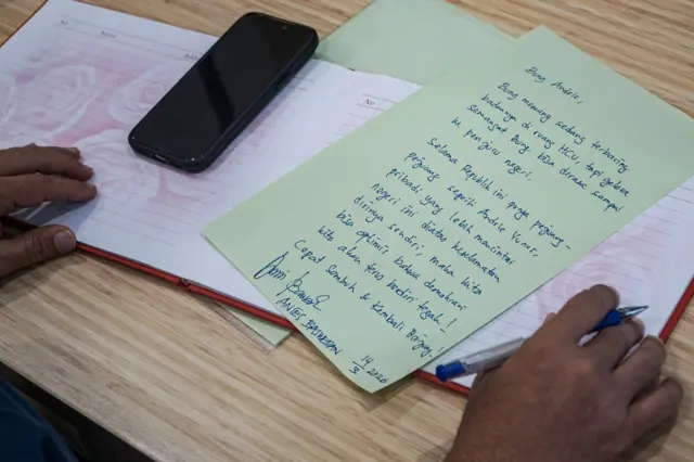 Tulisan tangan dari mantan Gubernur DKI Jakarta Anies Baswedan untuk aktivis Kontras Andrie Yunus saat berkunjung bersama mantan penyidik KPK Novel Baswedan di RSCM, Jakarta, Sabtu (14/3/2026).