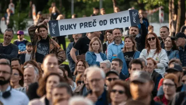 Dibadbaxayaal ka careysan qorshaha xirista telefishanka qaranka