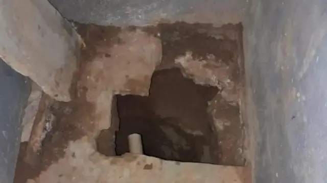 Para narapida kabur dari lubang yang ada di kamar mandi penjara.