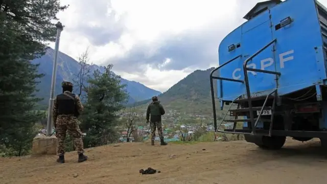 पहलगाममा भएको आक्रमणपछि तैनाथ सीआरपीएफका जवान र सवारीसाधन