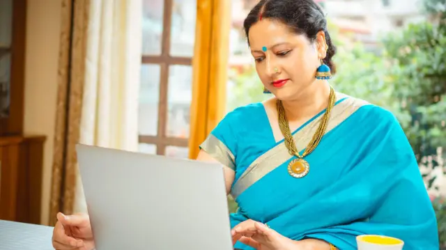 मध्यमवयीन भारतीय महिलेचे प्रातिनिधिक छायाचित्र 