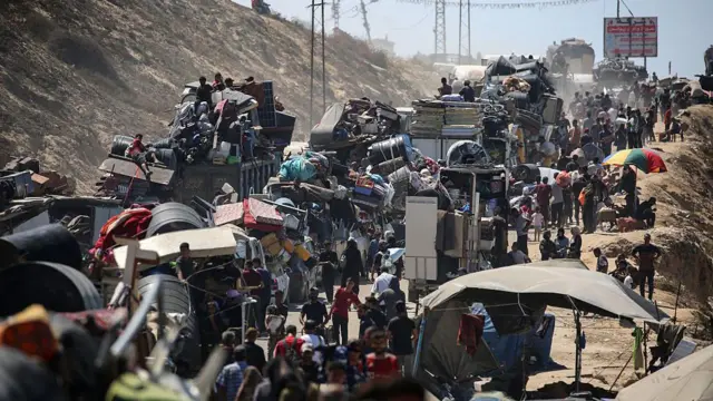 يواصل سكان غزة النزوح جنوباً في ظل استمرار العملية العسكرية الإسرائيلية في غزة