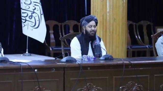 د طالبانو حکومت کې د چاپېریال ساتنې ملي ادارې د پالیسۍ او مسلکې مرستیال زین‌العابدین عابد د خپلې ادارې د یو کلنۍ لاسته راوړنو د راپور وړاندې کولو په غونډه کي. 