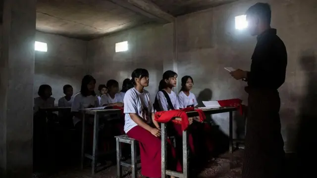 學生們在掩體裡上學