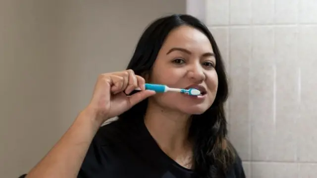 મોંમાંથી દુર્ગંધ કેમ આવે, શ્વાસની તકલીફ, શ્વાસમાંથી દુર્ગંધ, બીબીસી ગુજરાતી, હેલ્થ, સ્વાસ્થ્ય, શરીર