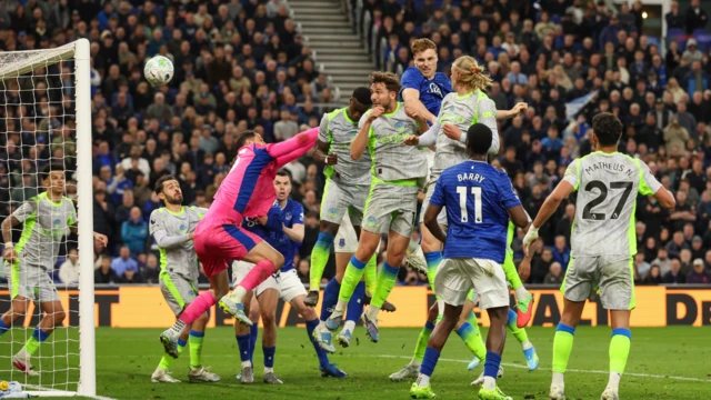 Everton and Man City players in action for di Monday night game