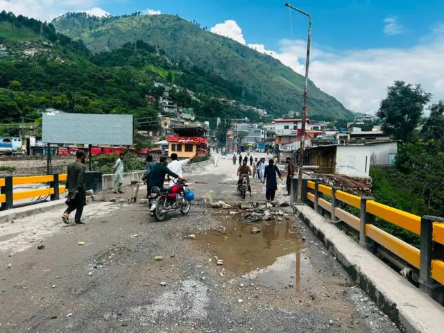 مظفر آباد میں مظاہرین نے رکاوٹیں لگا کر راستے بند کر رکھے ہیں