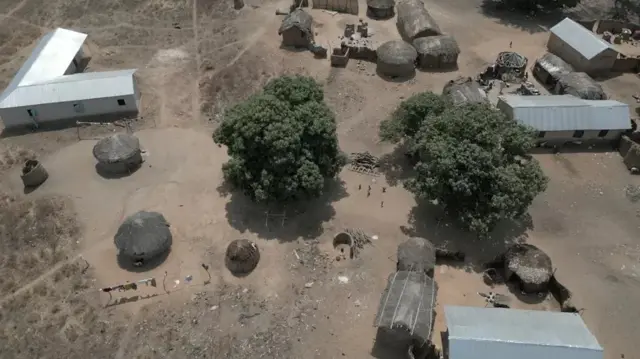 مجموعة صغيرة من المباني في قرية موغيينا كما تُرى من الجو