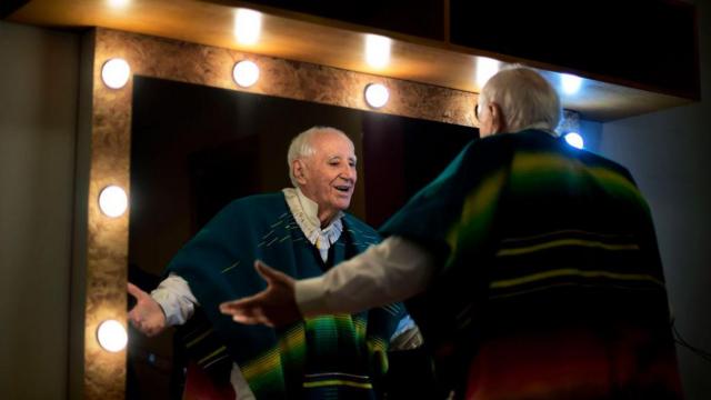 Zé Celso se preparando1xbet gfrente ao espelho no camarim para atuar na peça 'Roda Viva' no Rio1xbet gJaneiro,1xbet g221xbet gnovembro1xbet g2019