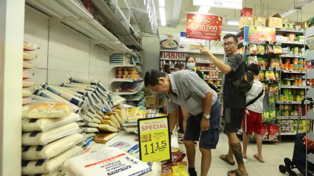 সিঙ্গাপুরের একটি সুপারমার্কেটে চালের প্যাকেটের স্তূপ