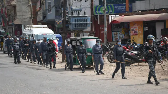 दाङको घोराही बजारमा गस्ती गर्दै प्रतिनिधिसभा निर्वाचनको सुरक्षार्थ खटिएका सशस्त्र प्रहरी तथा निर्वाचन प्रहरी