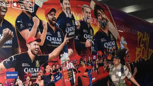 రాయల్ చాలెంజర్స్ బెంగళూరు హోర్డింగ్ 