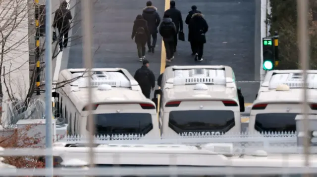 법원이 12·3 비상계엄 선포 사태 관련 내란 우두머리(수괴) 혐의를 받는 윤석열 대통령에 대한 체포영장을 재발부한 가운데 8일 서울 용산구 한남동 대통령 관저 정문에 차벽이 촘촘하게 세워져 있다