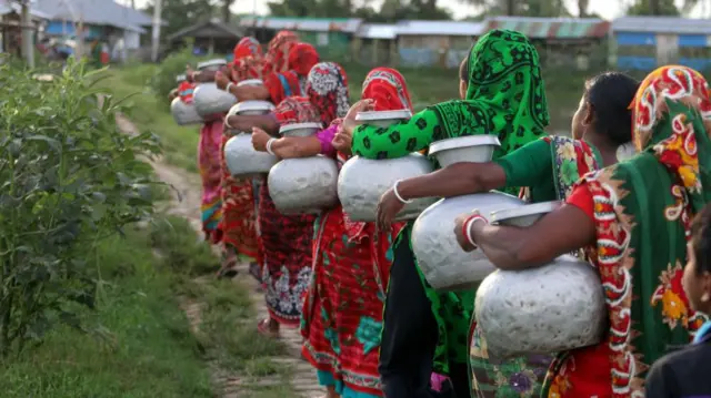 পানি সংগ্রহে মানুষের লাইন।