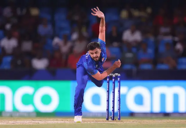 نوین الحق د ۲۶ منډو بدل کې ۴ وېکټې ترلاسه کړې.