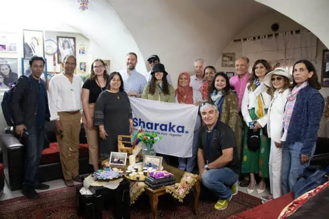 پاکستان سے تعلق رکھنے والے صحافی احمد قریشی اور سماجی کارکن انیلہ علی جو پاکستانی نژاد امریکی شہری ہیں، نے سنہ 2022 میں اسرائیل کا دورہ کیا تھا