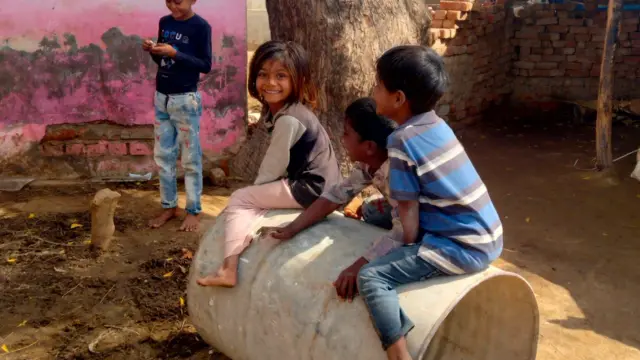 નવ વર્ષ પહેલાં પૂરમાં અસરગ્રસ્ત થયેલા ગામ લોકોને હજી સુધી સહાય મળી નથી.