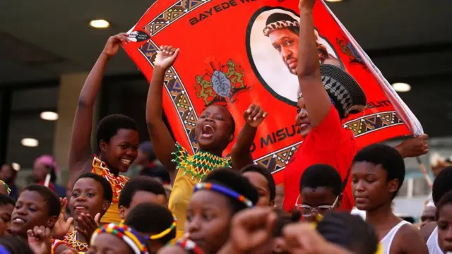 Matasa sanye da kayan gargajiya