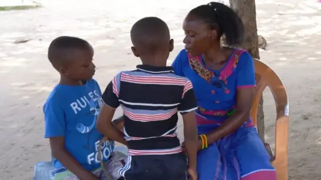 Immaculate Wiziri anajaribu kuficha watoto wake huzuni aliyonayo.