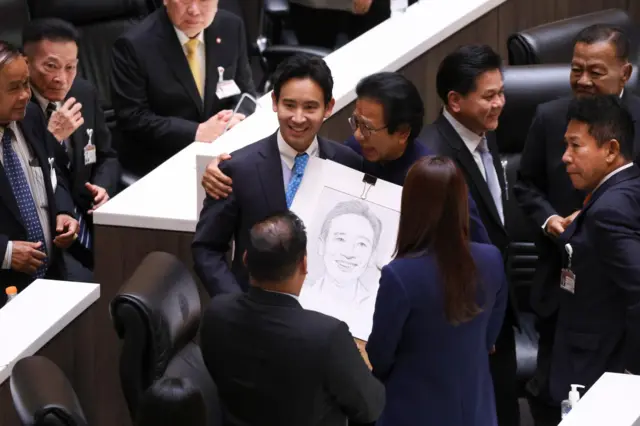 นพ.ทศพร เสรีรักษ์ ส.ส.แพร่ พรรค พท. นำภาพวาดคล้ายนายพิธาไปมอบให้ด้วย