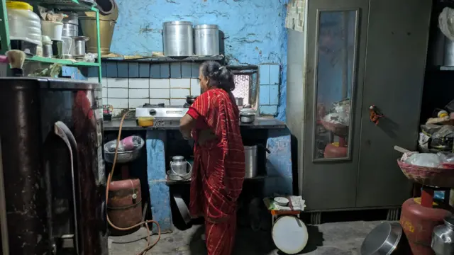 राज्यभरातील घरकाम कामगारांचे सरासरी मासिक वेतन 8,928 रूपये असून 50 टक्क्यांपेक्षा जास्त कामगारांना 10,000 रुपयांपेक्षा कमी मासिक वेतन मिळतं, असं युवाचा अहवाल सांगतो.