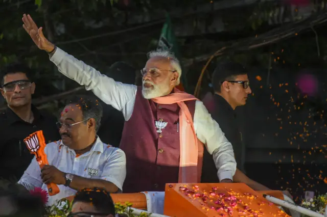 হাওড়ার বেলুড় এলাকায় প্রধানমন্ত্রী নরেন্দ্র মোদীর রোড শো। সঙ্গে বিজেপি রাজ্য সভাপতি শমীক ভট্টাচার্য