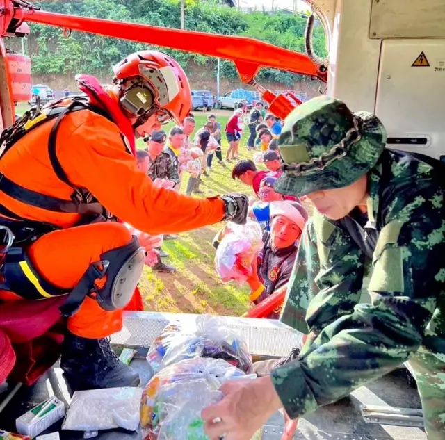 ศูนย์ประชาสัมพันธ์ กอ.รมน. เผยแพร่ภาพ กอ.รมน. เชียงราย ช่วยผู้ประสบภัยน้ำท่วม