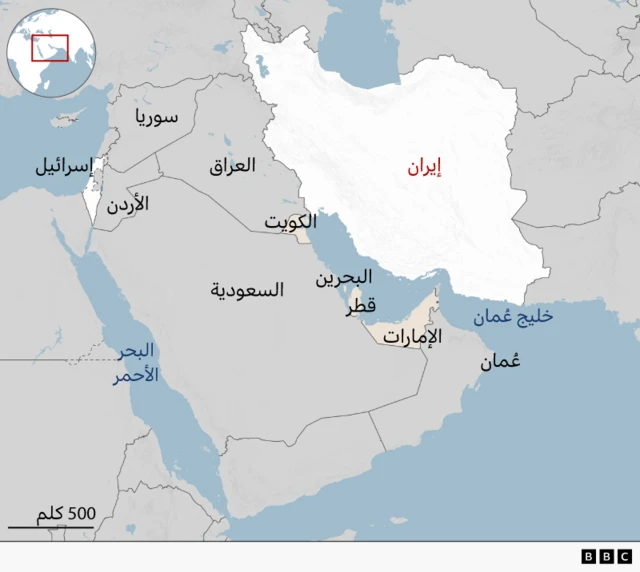 خريطة إقليمية تُبرز إيران باللون الأبيض مع كتابة اسمها باللون الأحمر. وتظهر الدول المحيطة بها باللون الرمادي، منها العراق إلى الغرب، ودول أخرى في الشرق الأوسط مثل سوريا والأردن وإسرائيل وغزة والسعودية وقطر والإمارات وسلطنة عُمان. كما تظهر المسطحات المائية، مثل البحر الأحمر وخليج عُمان، باللون الأزرق.