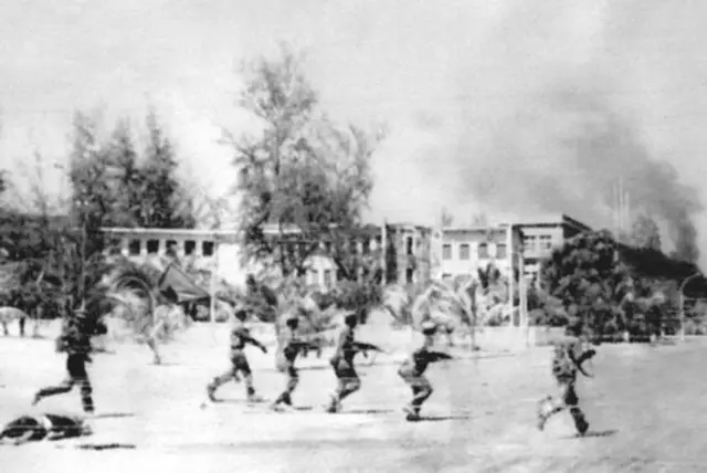 Lính Việt Nam tấn công vào Phnom Penh vào năm 1979