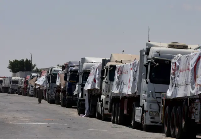 Ciężarówki z pomocą humanitarną ustawiają się w kolejce w pobliżu przejścia granicznego w Rafah między Egiptem a Strefą Gazy w Rafah w Egipcie, 6 sierpnia 2025 r.