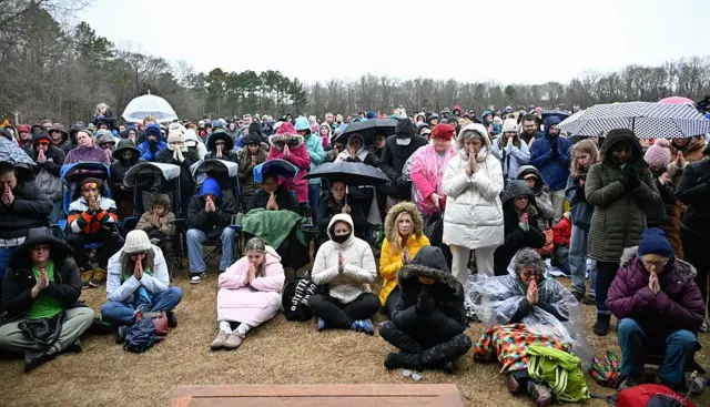 Rất đông người Mỹ đã xếp hàng chờ đoàn bộ hành khi họ đi qua Fort Mill, bang South Carolina vào ngày 14/1/2026