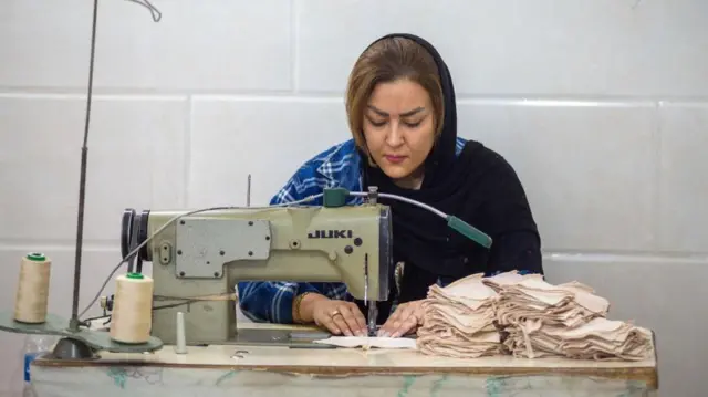 Una mujer iraní trabaja como costurera en una fábrica de lencería en Teherán.