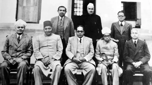 آئین کا مسودہ تیارکرنے والا کمیٹی کے ارکان کے ساتھ بھیم راؤ امیڈکر کی ایک یادگار تصویر