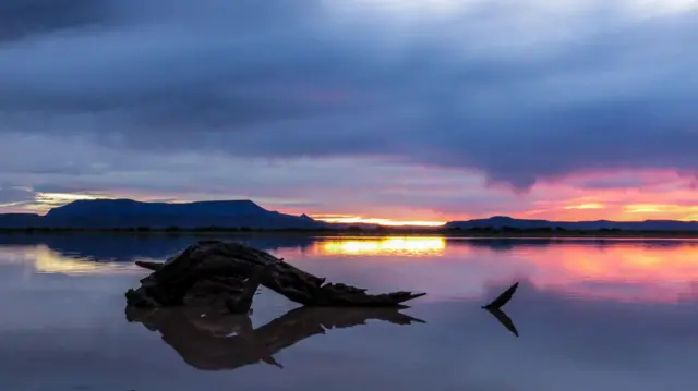 Un atardecer dans le Gran Karoo, Afrique centrale du Sud.