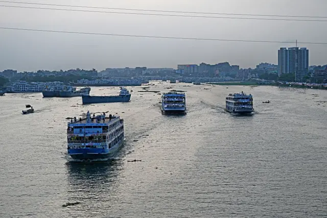আকাশ কালো থাকলেও বড় কোনো ঝড়ের শঙ্কা নেই বলে জানিয়েছে আবহাওয়া অফিস, ফলে নৌপথে বাড়ি ফেরায় কোনো সতর্কতা নেই এখন 
