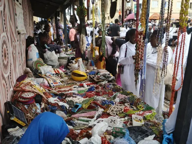 Awọn to n ta awọn nnkan iṣẹmbaye bii ilẹkẹ, ati bẹẹbẹẹ lọ