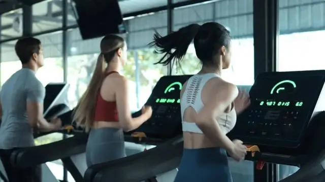 Orang-orang berolahraga di gym
