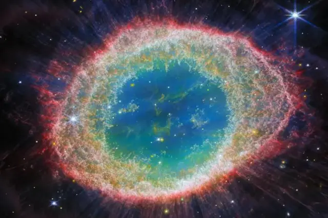 Maglina Prsten, umiruća zvezda, odbacuje spoljne slojeve dok ostaje bez goriva