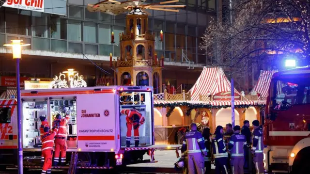車が突入したクリスマスマーケットで救助に当たる救急隊（20日、ドイツ・マグデブルク）