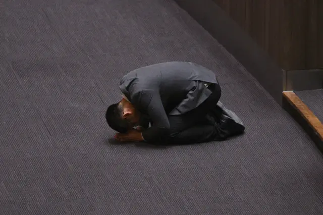 "กราบสภาไปยังประชาชนที่มอบอำนาจอธิปไตยให้ผมปฏิบัติหน้าที่ได้ถึง 4 ปี" 