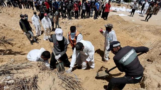 عمال فلسطينيون يستخرجون الجثث في مستشفى ناصر.