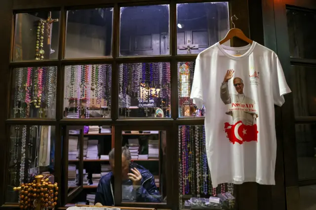 Papa 14. Leo'nun Türkiye ziyareti anısına yapılan özel tişört. 