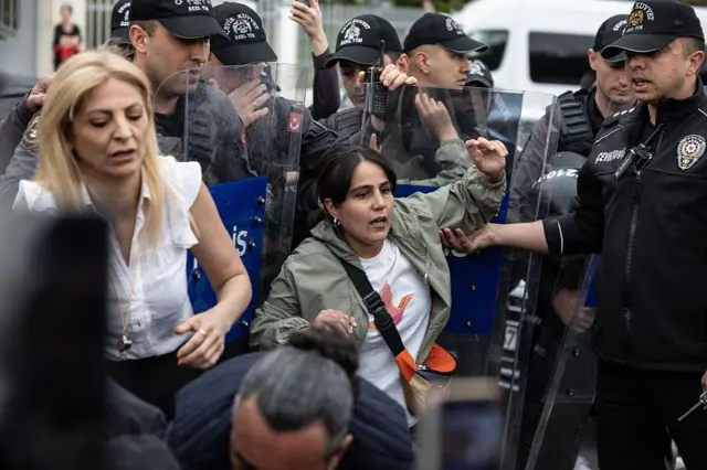 AYM kararını protesto eden göstericiler