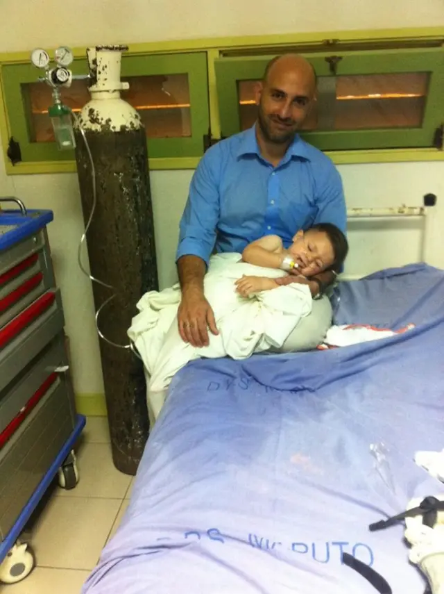 Carlos Chaccour con su hijo en Mozambique