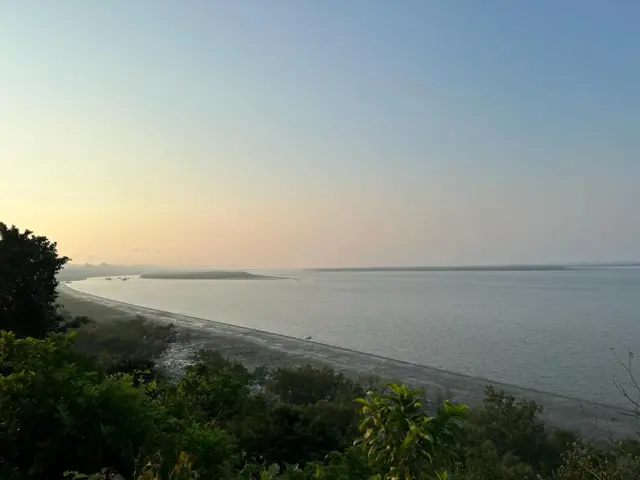 বাংলাদেশ ও মিয়ানমারের মধ্যে বিস্তৃত নাফ নদী দিয়ে মাদক বাণিজ্য করে বিভিন্ন রোহিঙ্গা সশস্ত্র গোষ্ঠী ও স্থানীয় অপরাধীরা