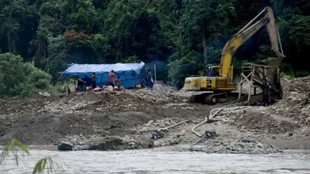 Iustrasi. Foto yang menampilkan sebuah ekskavator di tambang emas ilegal yang terletak di sepanjang tepi sungai di Sumatra.