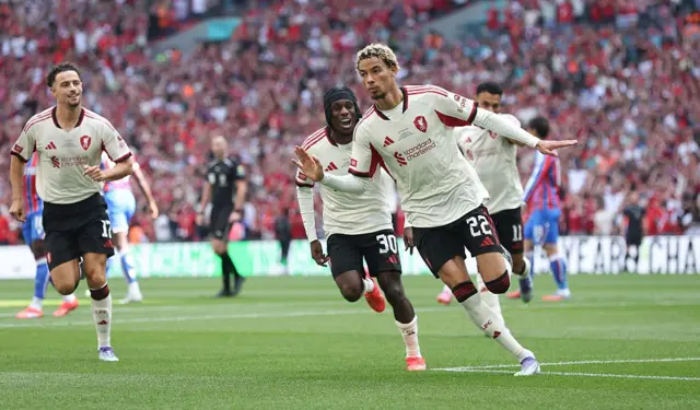 هوغو إيكيتيكي لاعب ليفربول، يحتفل بتسجيله الهدف الأول لفريقه خلال مباراة درع الاتحاد الإنجليزي لكرة القدم 2025 بين كريستال بالاس وليفربول على ملعب ويمبلي في 10 أغسطس/آب 2025 في لندن.