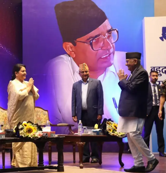 मदन भण्डारीको स्मृतिमा आयोजित एउटा कार्यक्रममा पूर्वराष्ट्रपति विद्यादेवी भण्डारी, एमाले अध्यक्ष केपी शर्मा ओली र वरिष्ठ उपाध्यक्ष ईश्वर पोखरेल