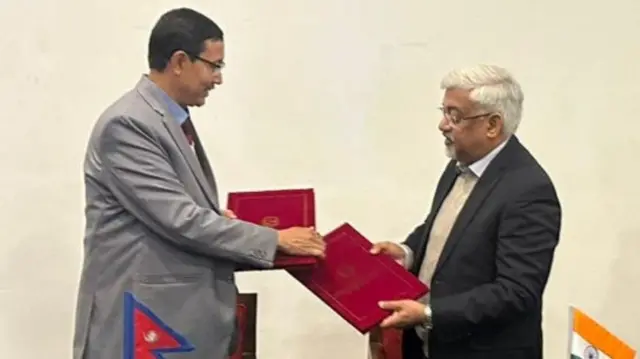 नेपालका वाणिज्य सचिव गोविन्दबहादुर कार्कीले र भारतका वाणिज्य सचिव सुनिल बर्थवाल